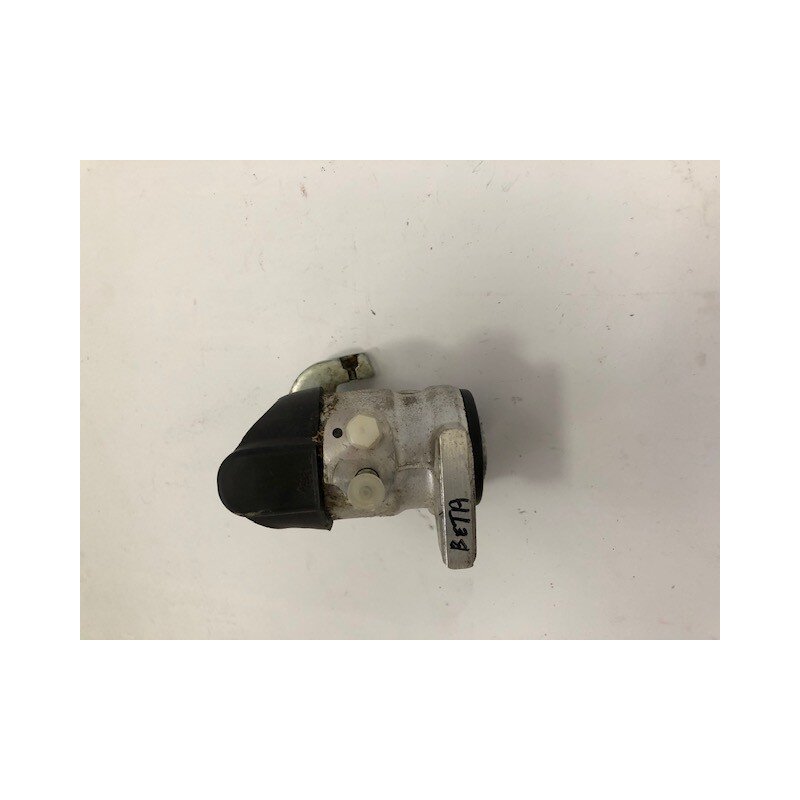 Rear left brake cylinder