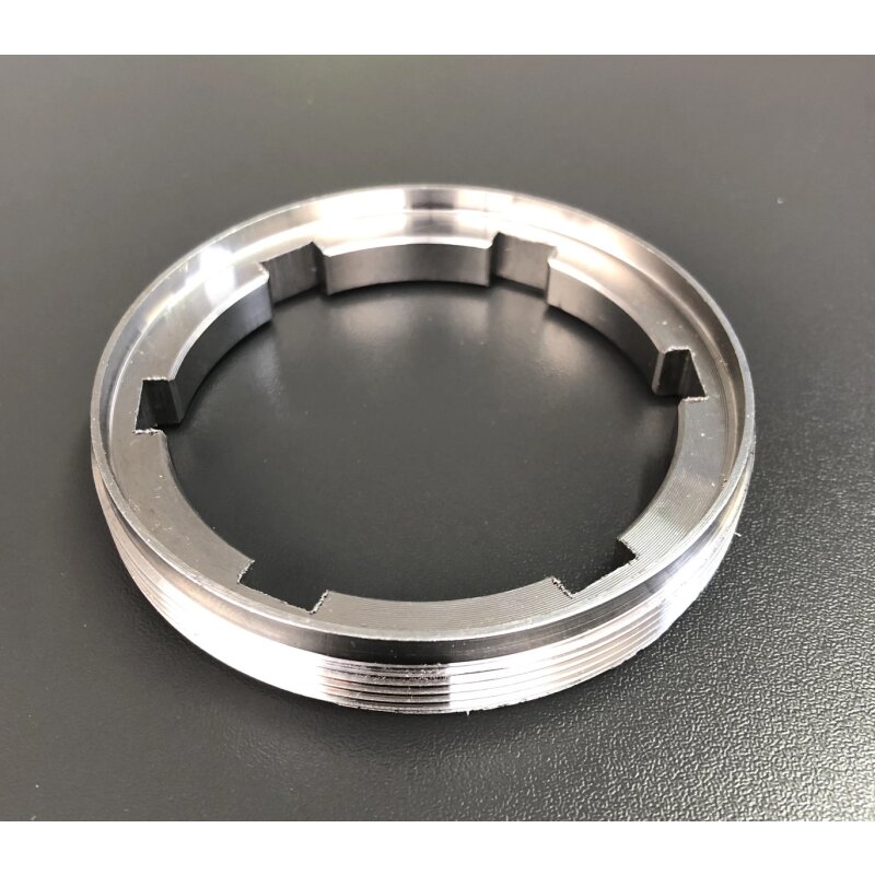 Threaded ring for attaching the rear wheel bearing