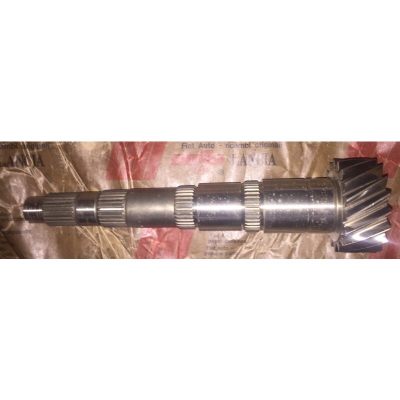 Gearbox shaft to the differential