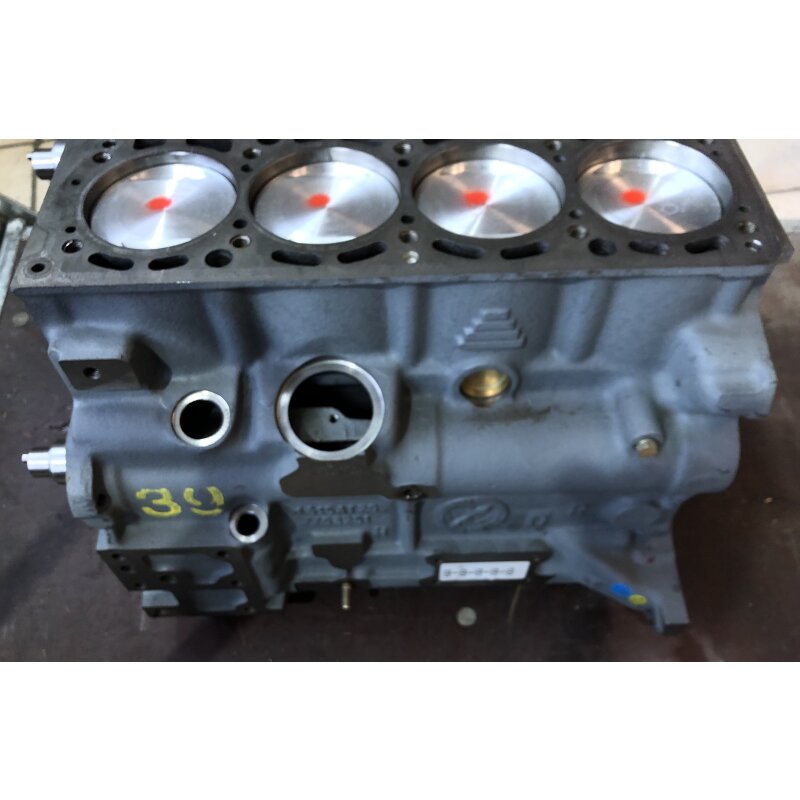 Engine basement with piston and conrod