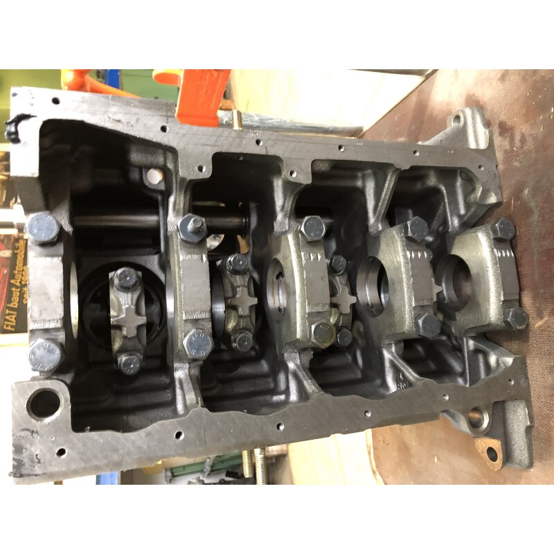 Engine basement with piston and conrod
